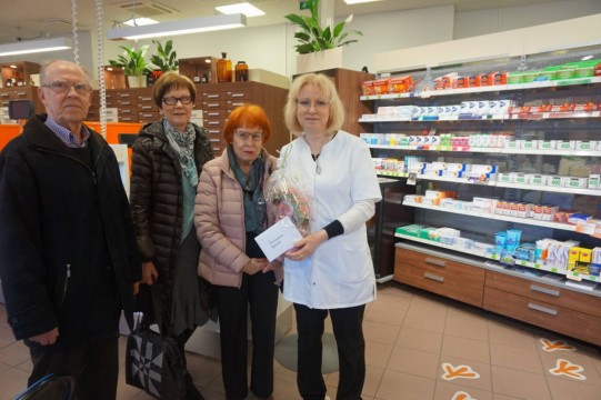 Tervakosken apteekki täytti 70 vuotta 15.3.2017. Osastostamme kukkatervehdyksen ja onnittelut apteekkari Ira Vuoksiolle kävi viemässä varapuh.joht. Lauri Koliseva, sihteeri Anna-Leena Seitsonen ja tiedottaja + Veripalvelun yhdyshenkilö Marja-Liisa Koliseva.  Kuvan otti jäsenmestari Marketta Räsänen.